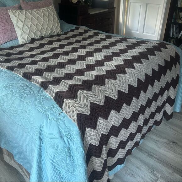 vintage 70s Brown and Cream Beige Chevron Afghan Blanket Throw Grandma - Picture 7 of 7